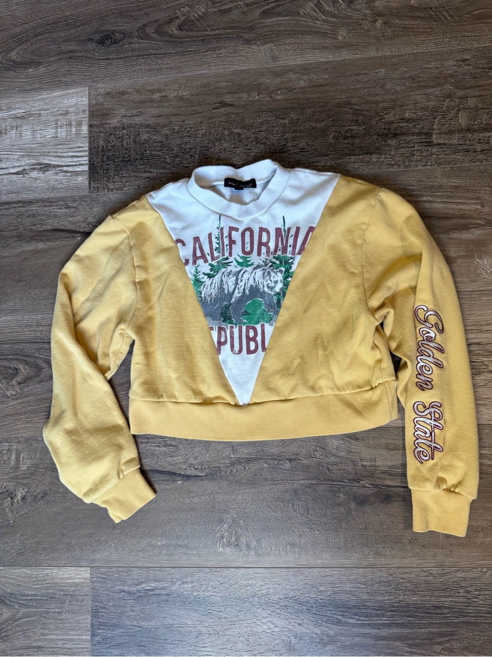 Cropped Yellow Graphic Pullover Sweatshirt with Vintage California Print